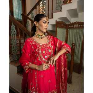 Beau costume pour femme avec broderie et bordures fantaisie à faible entretien - Product Image 3