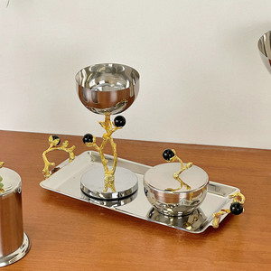 Ensemble d'encensoirs argentés et dorés avec tiges en forme de branche, accents sphériques noirs, pot recouvert et plateau miroir pour parfumer - Product Image 1