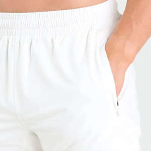 กางเกงขาสั้นลำลองผู้ชายผ้าวอร์สเตดแบบมีเชือกผูกเอว พิมพ์ลายโลโก้ด้านหน้า มีกระเป๋า กันยับ ปิดด้วยเชือกผูก ลายเรียบ - Product Image 3