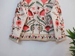Veste en velours Suzani brodée à la main, crème premium – Manteau matelassé floral artisanal pour les mariages, les fêtes et les occasions spéciales - Product Image 5