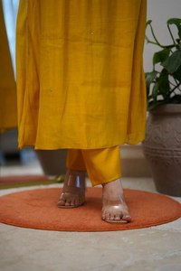 Conjunto de Kurta elegante con diseño de cuello hermoso y borde recto, en tela de seda Chanderi de viscosa pura, especial para Haldi, para mujeres o niñas. - Product Image 5