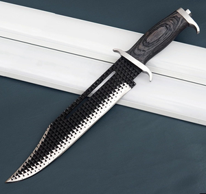 Cuchillo Bowie hecho a mano con clip de seguridad plateado, hoja de acero inoxidable, mango de palisandro, funda de cuero, borde parcialmente serrado, estilo industrial. - Product Image 2