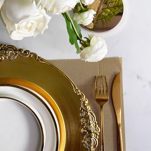 Plato decorativo de latón de calidad premium, ideal para arreglos de mesa en restaurantes de alta gastronomía y cenas de lujo. - Product Image 3