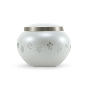 Urne funéraire pour animaux de compagnie Odyssey en laiton massif avec empreinte de patte en argent de couleur blanche perle - Product Image 1