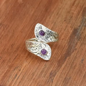 Bague ajustable en argent sterling 925 avec double pierre d'améthyste naturelle, texture florale, bijou bohème tendance pour femme - Product Image 4