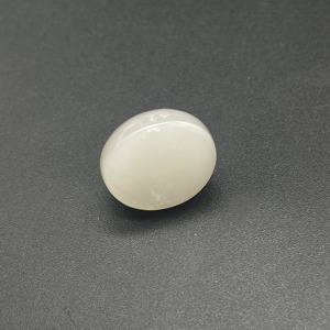 มูนสโตนแท้สีขาว 27.25 กะรัต รูปไข่ เจียระไนเรียบแบบคาโบชอง หินหลวมจาก HAYAAT GEMS จากราชสถาน สำหรับทำเครื่องประดับ - Product Image 6