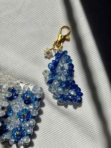 Porte-clés brodé à la main avec perles, artisanat haut de gamme, idée cadeau - Product Image 5