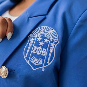 Blazer Cruzado Azul Rey Zeta Phi Beta para Mujer, Chaqueta Premium Elegante de Corte Entallado con Letras Griegas - Product Image 4