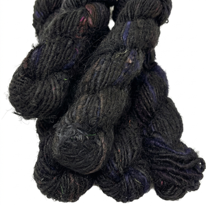 Fil de soie de sari recyclé, fabriqué par des artisans qualifiés, offre des palettes de couleurs vibrantes et une douceur texturée pour un tissage durable. - Product Image 1