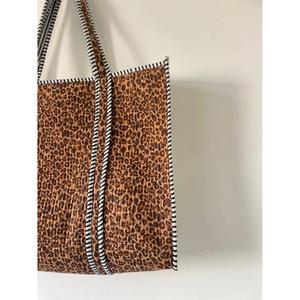 Sac fourre-tout en toile à imprimé léopard CRAFT HACKLE avec bordure rayée, fermeture ouverte, pour le shopping, toutes saisons, style tendance - Product Image 4