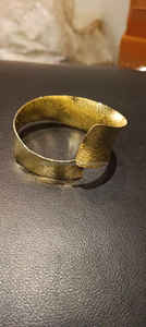 Brazalete de Latón Hecho a Mano con Diseño Regal Radiance que Ofrece Comodidad Ajustable y un Estilo de Lujo Duradero - Product Image 2