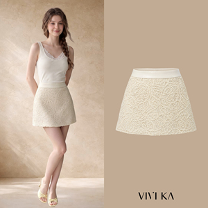 Minifalda de encaje color crema de cintura alta para mujer, diseño ODM OEM, con cintura de satén en contraste, estilo retro francés, elegante para verano, VIVIEN - Product Image 1