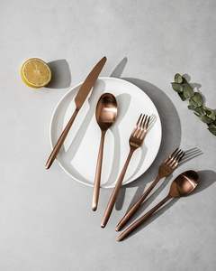 Service de couverts design rose pour une présentation élégante de la table, mariages, hôtellerie fine et stylisation de table. - Product Image 3