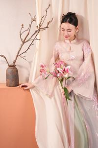 Robe Ao Dai en soie pour femmes vietnamiennes avec fleurs de chrysanthème brodées - Douce, fluide et élégante KAD32 - Product Image 5