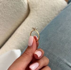 Anillo de Compromiso Moderno con Diamante Cultivado en Laboratorio de Corte Esmeralda de 3.0 CT, Oro de 14K, Media Montura, Elegante para Boda o Propuesta - Product Image 4