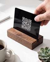 Fabrikpreis Elegante Transparente Acryl-QR-Code-Displayständer mit Holzsockel Lasergravur Werbe-Thekendisplay Abnehmbar