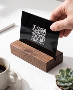 Supports d'affichage de codes QR élégants en acrylique transparent à prix d'usine, base en bois, gravure laser, pour comptoir publicitaire, supermarchés - Product Image 6