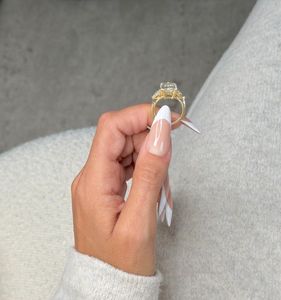Anillo de Tres Piedras de Moissanita Brillante de 5 Quilates con Corte Radiante, Plata 925 Original con Baño de Oro Amarillo, Regalo de Aniversario para Novia - Product Image 5