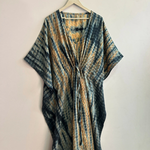 Vestido caftán bohemio de seda para mujer, hecho a mano con teñido anudado, suave camisón. - Product Image 1