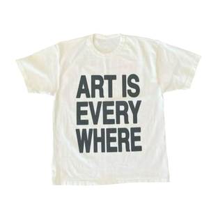 เสื้อยืดสีดำสำหรับผู้ชาย พิมพ์ลายการ์ตูนแมว แขนสั้น คอกลม ทรงลำลอง ดีไซน์โลโก้ด้านหน้า - Product Image 3
