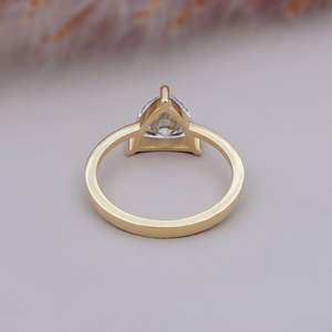 Anillo de Compromiso Solitario con Diamante Corte Trillón en Oro de 14K / 18K – Joyería Minimalista con Diamantes para Mujer - Product Image 4