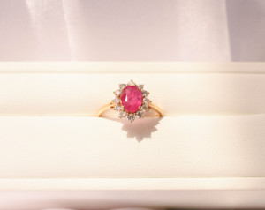 Bague Halo en or jaune massif 18 carats avec rubis rouge naturel et diamants – Bande de pierres précieuses ovales en grappe – Pierre de naissance de luxe pour le mois de juillet - Product Image 1