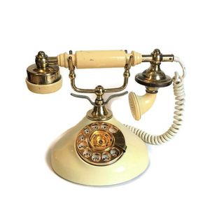 Elegante Teléfono Retro de Metal para Decoración de Estantes y Mesas, que Realza el Espacio con un Toque Interior Nostálgico - Product Image 4