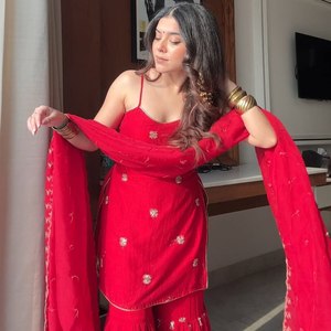 Haut brodé en georgette Royal Blooming avec dupatta assortie, tenue ethnique traditionnelle pour mariage, vêtements féminins. - Product Image 2