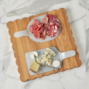Planche à découper carrée en bois d'acacia sur mesure, grande taille, à bords festonnés, avec fonction de service pour pizza, passe au lave-vaisselle et se nettoie facilement - Product Image 3