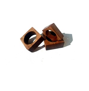 Ensemble de Cadeaux Élégants pour la Table à Manger : Anneaux de Serviette de Mariage Modernes en Bois Naturel Artisanaux de Luxe, Écologiques et en Stock - Product Image 1