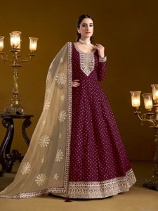 Costume Anarkali semi-couture moderne en jacquard brodé Chanderi pour bal de promo, mariage et Diwali - Product Image 2