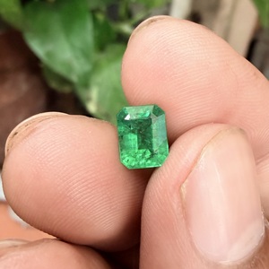 พลอยมรกตแซมเบียพรีเมียม 1.60 กะรัต สีเขียวเข้มทรงสี่เหลี่ยมเจียระไนแบบสเต็ปคัท สำหรับแหวนหรูหรา จี้ และเครื่องประดับ - Product Image 1