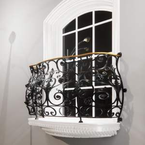 Balustrades de balcon élégantes en fer forgé et acier inoxydable pour villas – Designs métalliques artisanaux durables au style intemporel - Product Image 1