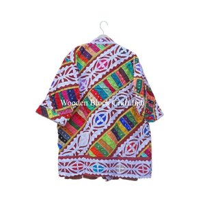 Manteau d'hiver indien Kantha multicolore style universitaire pour fêtes, avec appliques et broderies à la main de lettres, idéal pour la saison hivernale - Product Image 5