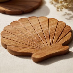Posavasos de madera con forma de concha marina, perfecto para la decoración de mesas de comedor tropicales y como base para perfumes o velas. - Product Image 3
