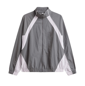 Conjunto Deportivo Personalizado para Hombre de Dos Piezas, Chaqueta Cortavientos y Pantalones Cortos de Nailon Reflectante con Logotipo Frontal - Product Image 3