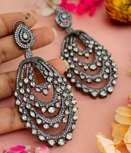 Magnifiques boucles d'oreilles pendantes en moissanite plaquées or de qualité supérieure pour femmes, collection pour soirées et occasions spéciales - Product Image 3