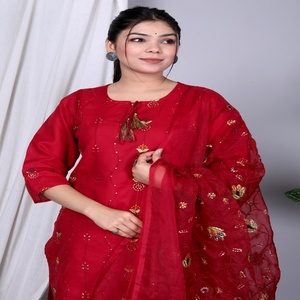 ชุดคุรตะผ้าฝ้ายลายชนเผ่าสีแดงเลือดนกสุดหรูหราของ NIYANI พร้อมงานปักประณีตและผ้าคลุมไหล่เนื้อบางเบาสำหรับสวมใส่ในโอกาสพิเศษ - Product Image 1