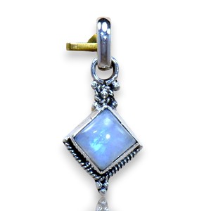 Precio al por mayor joyería Rainbow Moonstone Vintage Look colgantes finos de plata esterlina - Product Image 1