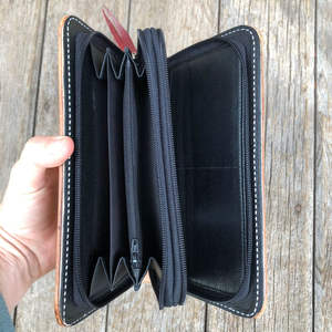 Cartera de Mano para Mujer, Hecha a Mano, con Grabado Floral, de Cuero Genuino Marrón 100%, Impermeable, con Múltiples Ranuras para Tarjetas y Efectivo - Product Image 6