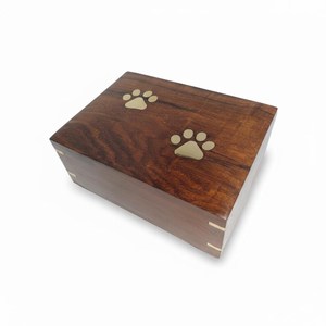 Urne funéraire en bois pour animaux de compagnie, gravée avec le nom et les dates, boîte rectangulaire pour les restes d'animaux, fabriquée avec amour - Product Image 3