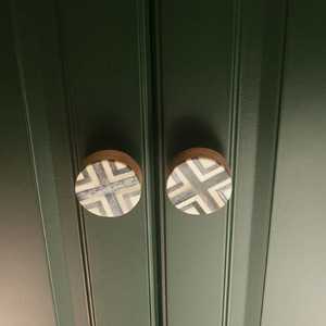 Elegantes pomos de puerta con incrustaciones de hueso, hechos a mano para un toque único y con estilo en muebles y decoración del hogar. - Product Image 4