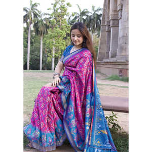 Sari Patola en soie douce Himanshi avec des tissages contrastés pour robes de soirée, couleur vin - Product Image 2