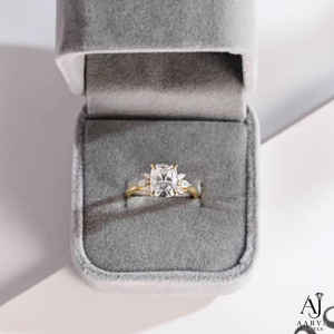 Bague en moissanite couleur or, pierre centrale ovale, bague de fiançailles, accent floral, bijou cadeau - Product Image 1