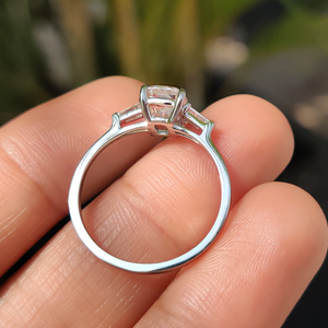 Bague de fiançailles en or 14 carats plaqué rhodium avec diamant de laboratoire de 1,5 ct, taille coussin baguette, trois pierres, certifiée IGI, coupe excellente - Product Image 2