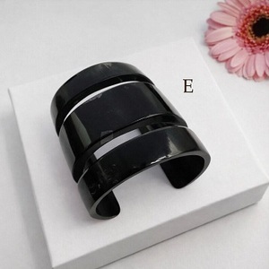 Brazalete de cuerno moderno y ecológico, lacado natural, hecho a mano, disponible en varios estilos individuales - Product Image 6