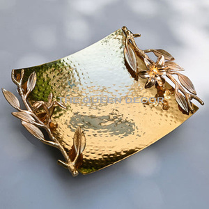 Plateau carré à texture martelée, finition dorée, motif floral, pièce unique, plateau en métal, style occidental - Product Image 1
