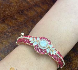 Hermosos brazaletes de moissanita chapados en oro con aspecto antiguo, estilo Kundan, para usar en funciones, juego de dos pares de brazaletes para mujeres y niñas. - Product Image 2