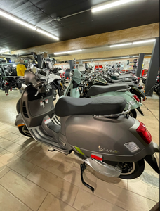 ขายมอเตอร์ไซค์สกู๊ตเตอร์ Vespa GTS Super 300 Tech ปี 2024 - Product Image 2