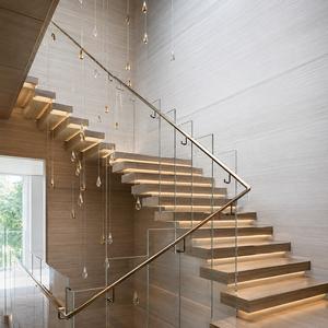 Rampe d'escalier moderne en verre avec main courante élégante en laiton pour les intérieurs de villas, hôtels et maisons de luxe, dotée de panneaux en verre trempé transparent. - Product Image 1